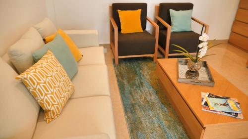  Harbour Island Residences -  Room  picture :   Tea/Coffee maker    Shower    TV                           