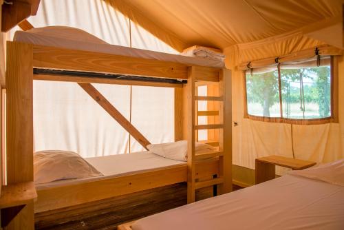 Krevet ili kreveti na kat u jedinici u objektu Sunflower Camping