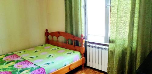 モスクワにあるApartments Zatsepskiy Valの子供用ベッドルーム(花柄のベッド付)