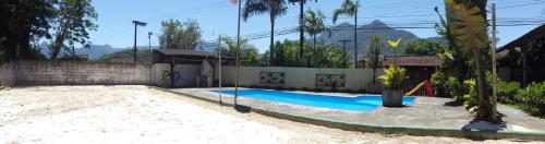 uma pequena piscina com um parque infantil num quintal em Pousada ECO em Corupá
