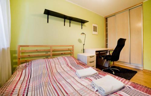 グダニスクにあるGdańsk Wrzeszcz Jaskowa Dolinaのベッドルーム1室(ベッド1台、デスク、椅子付)