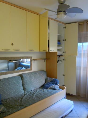 - un salon avec un canapé et des armoires jaunes dans l'établissement Résidence Le Méditerranée, à Menton