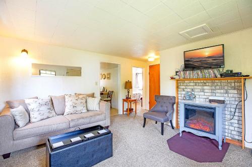 a living room with a couch and a fireplace at Crabbin Cabin - You Won't Be Crabby After Staying Here! in Westport