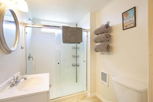 y baño con ducha, lavabo y aseo. en Crabbin Cabin - You Won't Be Crabby After Staying Here!, en Westport