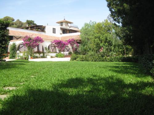 a house with a lawn in front of it at Gli Archi Country Home in Giurdignano