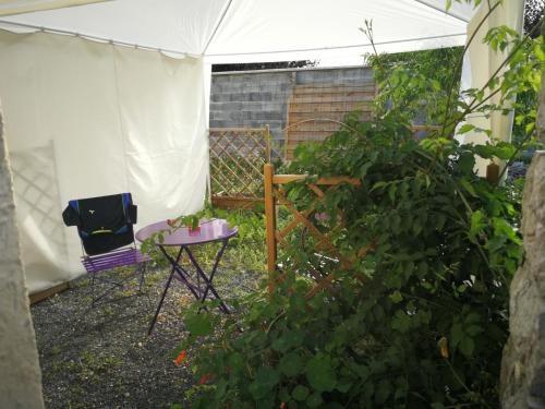 タルブにあるStudio Lumineux Avec Terrasseの庭園内のテント(テーブル、椅子付)