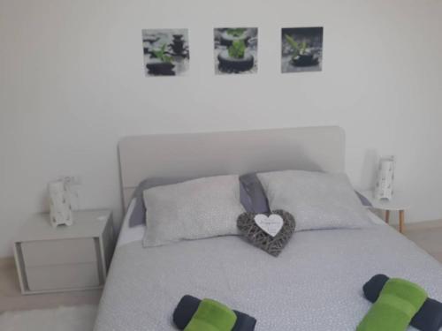 Una cama o camas en una habitación de Dajven