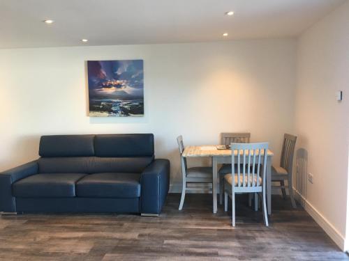 Ruang duduk di Skyelander Apartments