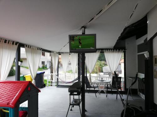 En TV eller et underholdningssystem på Apartments Krapinske Toplice Krtak Biba