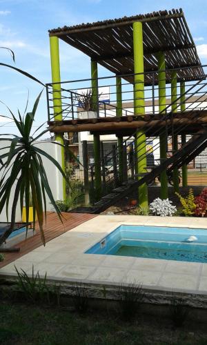 a small swimming pool with a pergola on a building at Claro de luz in Federación