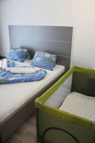 Cama o camas de una habitación en Apartman Kyjev