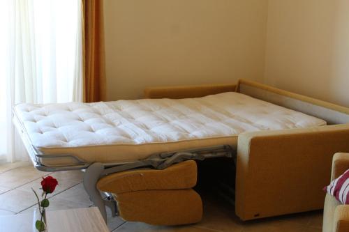 uma cama sentada num quarto com uma cadeira em Amoreira Mar IV Alvor em Alvor