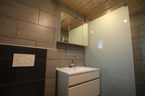 Bilik mandi di Ferienwohnung Haus Pötscher