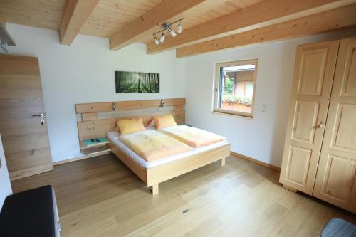 - une chambre avec un lit et une fenêtre dans l'établissement Ferienwohnung Josef Pötscher, à Matrei in Osttirol