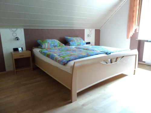 Llit o llits en una habitació de Ferienwohnung Haus Rosa
