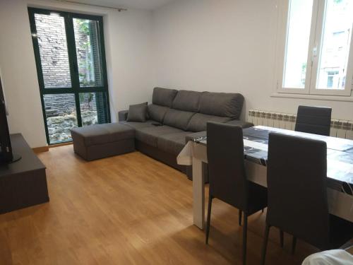 - un salon avec un canapé et une table dans l'établissement Apartamento Centro Historico, à Pampelune