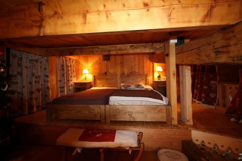 una camera con un grande letto in una cabina di Appartement duplex de charme hyper centre à Val d'Isère a Val dʼIsère