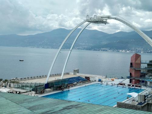 een zwembad op de top van een cruiseschip bij Seafoam Apartment in Rijeka