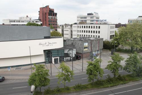 - une vue sur une ville avec des bâtiments et une rue dans l'établissement AcarA das Penthouse Hotel, à Oldenbourg