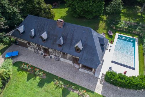 une vue aérienne d'une maison avec piscine dans l'établissement Maison Normande de Caractère A Colombages, à Saint-Hymer