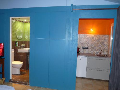 EyraguesにあるSous les chênes, en Provenceのバスルーム(トイレ、洗面台付)