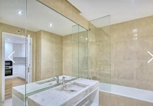 Ванна кімната в Your Home in Palácio do Bairro Alto