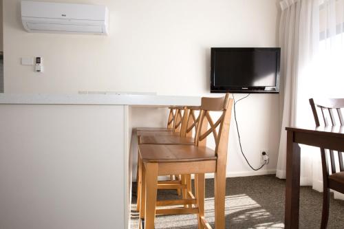 TV a/nebo společenská místnost v ubytování Centralpoint Motel