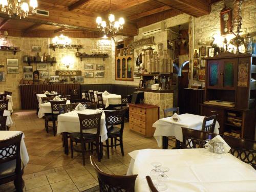 Reštaurácia alebo iné gastronomické zariadenie v ubytovaní Guesthouse Iridanos