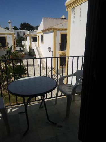 ベラにあるDuplex en Vera, Almeríaのテーブルと椅子付きのバルコニーが備わります。