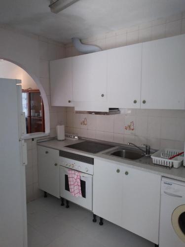 Duplex en Vera, Almeríaにあるキッチンまたは簡易キッチン
