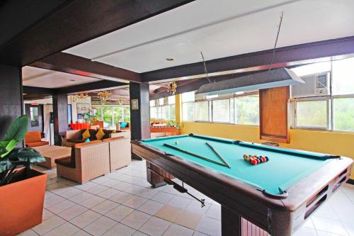 Billiards table sa Caliraya Resort Club