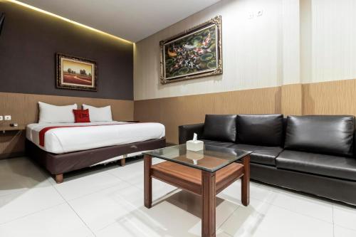 Gallery image of RedDoorz Plus @ Tuparev Cirebon in Cirebon