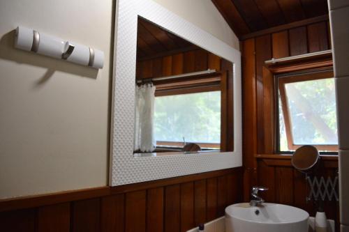 Ванна кімната в Gabriola Central B&B