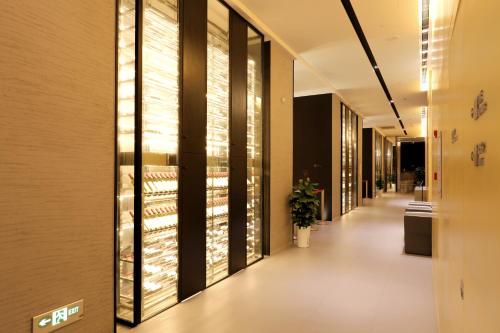 a corridor of a building with at Jinjiang Metropolo Hotel Hangzhou East Railway Station in Hangzhou