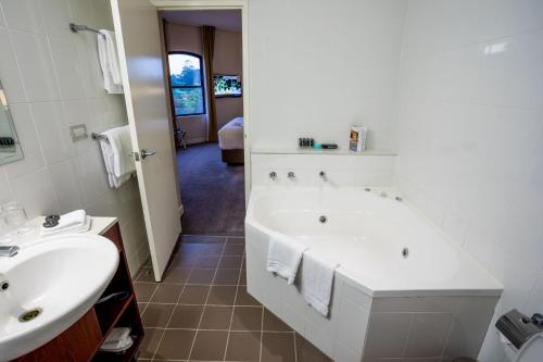Ένα μπάνιο στο Amora Hotel Riverwalk