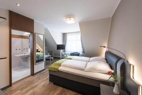 Postel nebo postele na pokoji v ubytování Hotel am Markt