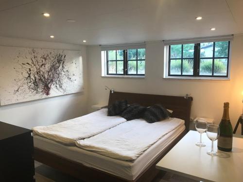 - une chambre avec un lit avec deux verres et une table dans l'établissement Residence Marmorvägen, à Karlstad