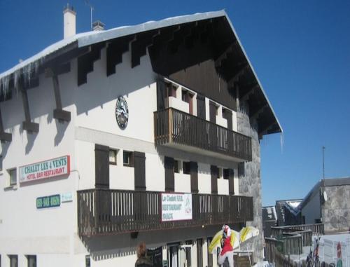 a person standing on the side of a building at Ô CHALET 1700 chalet FFS in Saint-Lary-Soulan
