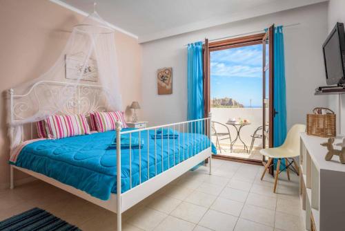 Ένα ή περισσότερα κρεβάτια σε δωμάτιο στο Lindos Topaz