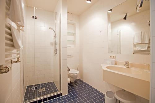 bagno bianco con lavandino e servizi igienici di Hotel Lehmeier a Neumarkt in der Oberpfalz
