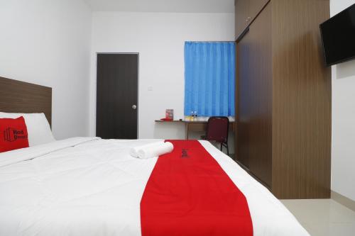 Tempat tidur dalam kamar di RedDoorz Plus near Kepri Mall
