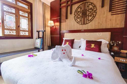 Lijiang Wangfu Hotelにあるベッド