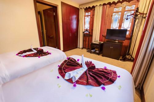 Lijiang Wangfu Hotelにあるベッド