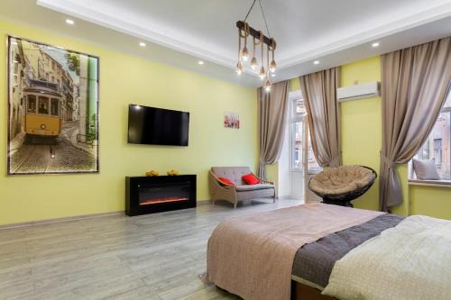 リヴィウにあるViP apartment in ♥ of Lvivのベッドルーム1室(ベッド1台、壁掛けテレビ付)