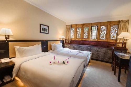 Lijiang Wangfu Hotelにあるベッド