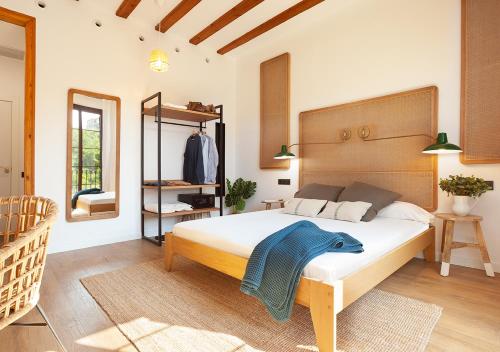 a bedroom with a bed with a blue blanket on it at Casa Vaganto in Barcelona