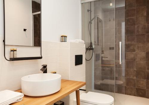 a bathroom with a white sink and a shower at Casa Vaganto in Barcelona