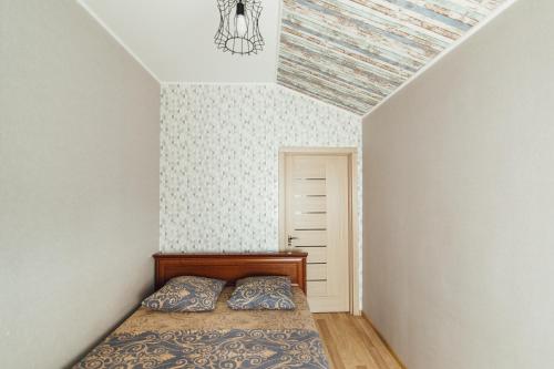 - une chambre avec un lit et un plafond dans l'établissement Apartments Faraon 4, à Soumy