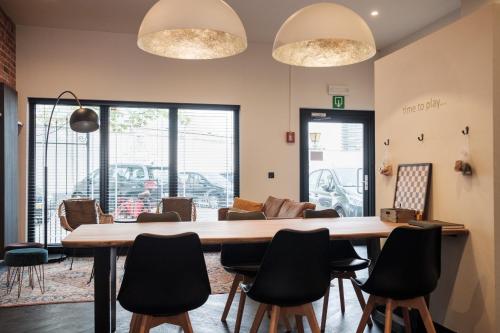 a dining room with a table and chairs at Hotel Brouwerij Het Anker in Mechelen