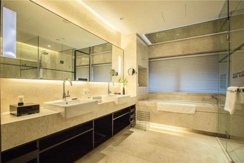 Kylpyhuone majoituspaikassa Howard Johnson IFC Plaza Ningbo